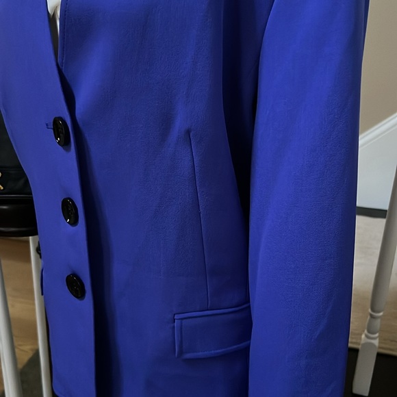 Blue jacket. - Picture 5 of 17